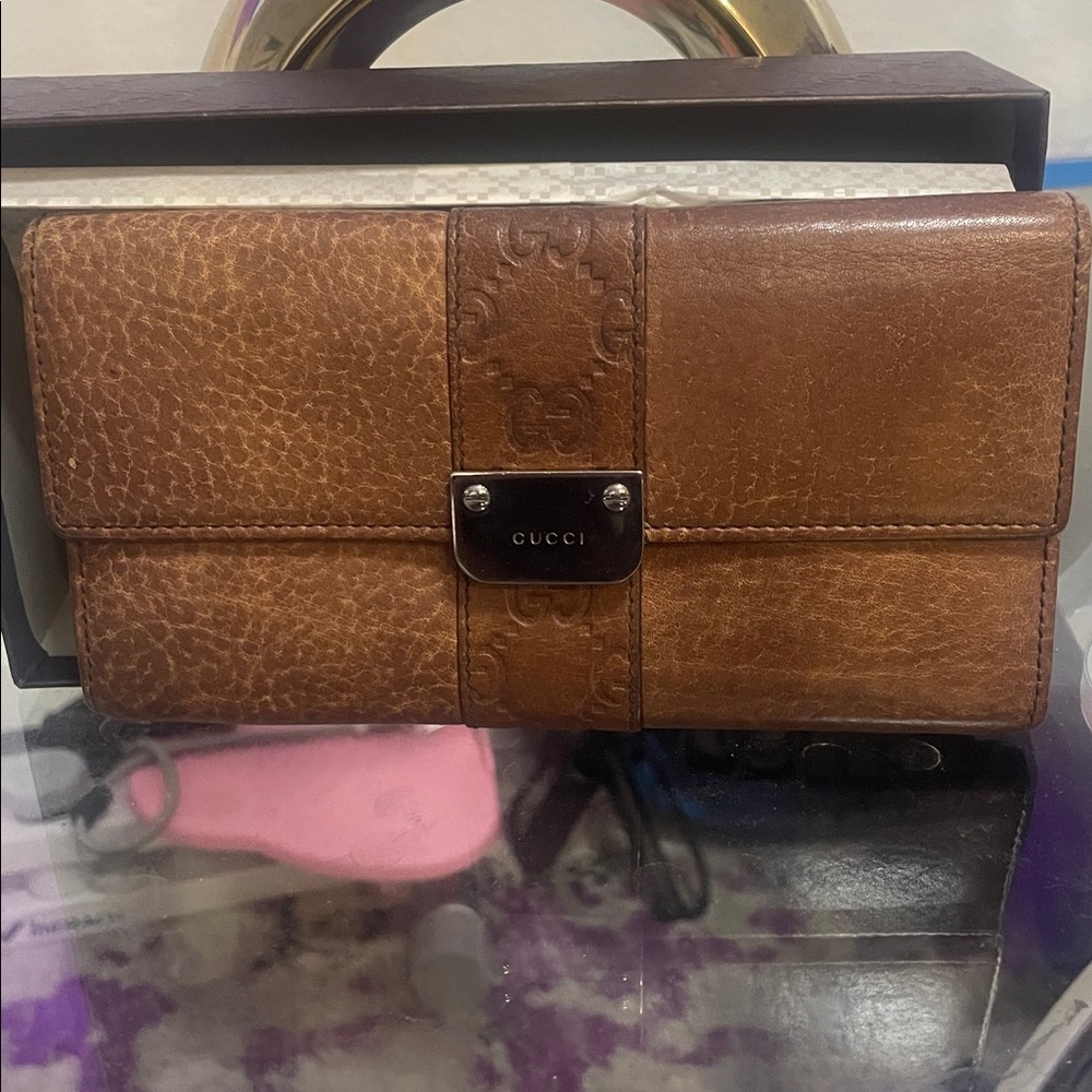 Gucci Chocolate Brown Box with Gold Logo - Picture 2 of 3